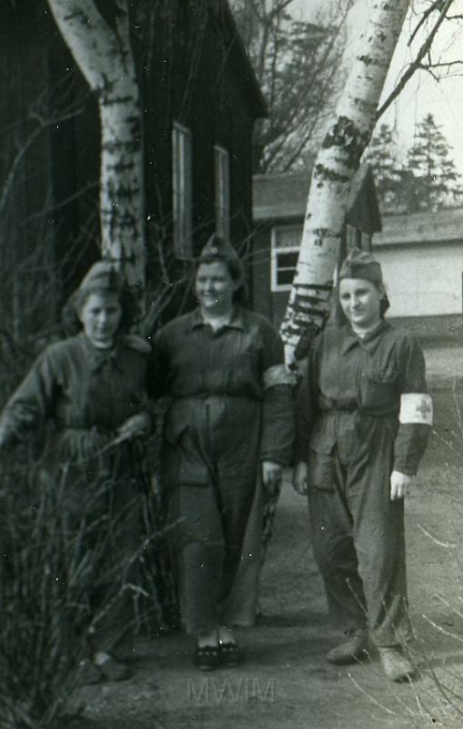 KKE 2361.jpg - Fot. Na szkoleniu. Od lewej: Maria Kołakowska (z domu Bujko) – mama Janusza Kołakowskiego, Gdynia - szkolenie PCK, 1954 r.